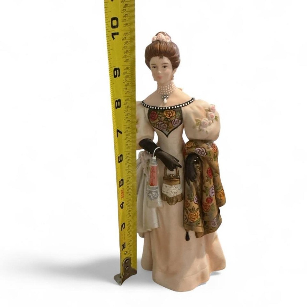 Vintage Avon Mrs Albee Award 2000 Figurine Woman Cream Floral Victorian Style - Picture 4 of 8